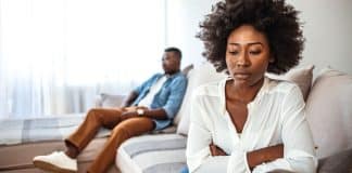 7 Sinais de que você trata seu marido como “inimigo” dentro de casa — e pode não perceber