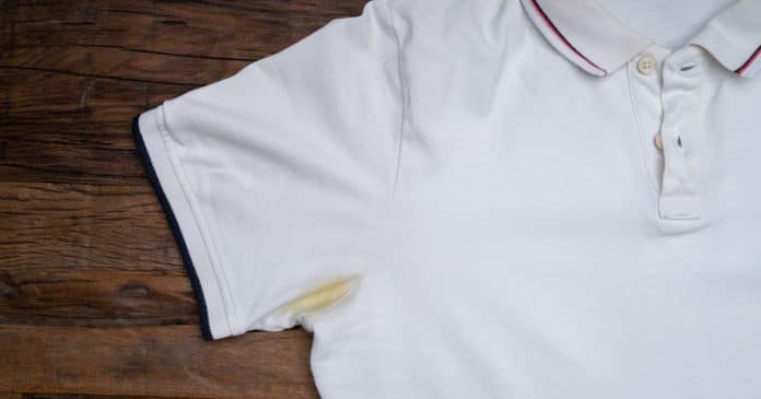 A solução eficaz para eliminar manchas de suor das roupas de forma simples