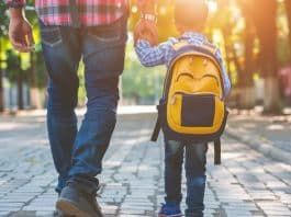 Uma escola tentou resolver atrasos dos pais com multa — e criou um problema “três vezes maior”