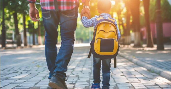 Uma escola tentou resolver atrasos dos pais com multa — e criou um problema “três vezes maior”