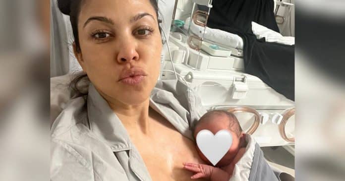 Especialista emite alerta urgente para pais que cobrem rostos dos filhos com emojis em fotos na internet