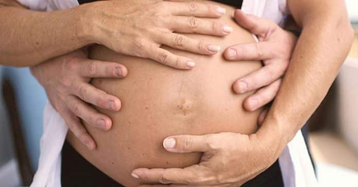 Grávida causa polêmica ao pedir que marido ‘escolha salvá-la’ em caso de complicações no parto – e não o bebê