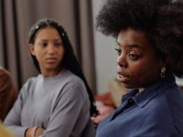 Psicologia revela por que algumas pessoas ‘não conseguem parar de interromper os outros’