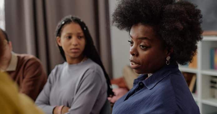 interromper-pessoas Psicologia revela por que algumas pessoas ‘não conseguem parar de interromper os outros’