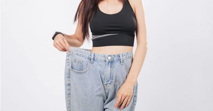 Mulher de 45 anos viraliza ao perder 30 kg em 18 meses e revela 5 hábitos simples que qualquer pessoa pode adotar