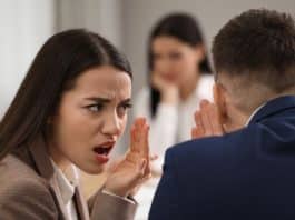 Se isso acontece com você no trabalho, CUIDADO: pode ser ‘inveja disfarçada’