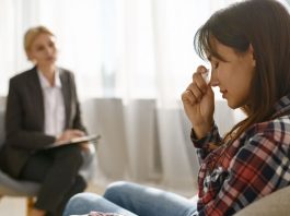 Signos que “te mandam direto para a terapia” depois de se relacionar com eles, segundo a astrologia