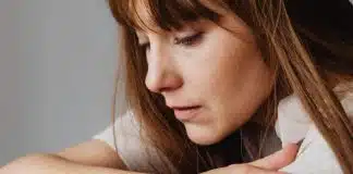 Sinais secretos de que seu ciclo com o ex NÃO foi encerrado – e como fechar de verdade