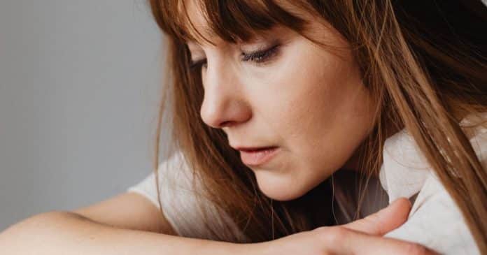 Sinais secretos de que seu ciclo com o ex NÃO foi encerrado – e como fechar de verdade