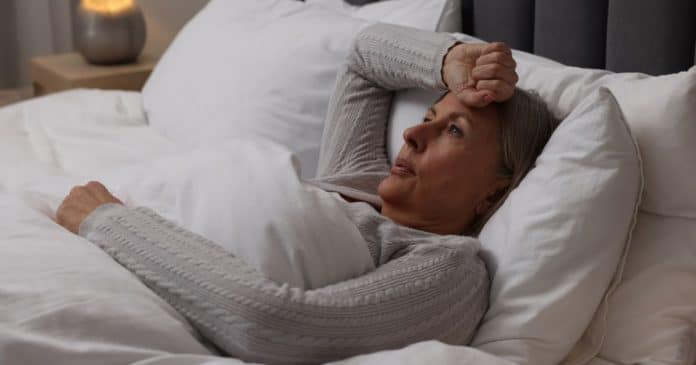 Suor noturno excessivo pode indicar problemas graves de saúde, alertam médicos