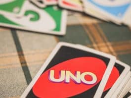 Você jogou UNO errado a vida inteira? Regra oficial que quase ninguém segue virou assunto nas redes sociais