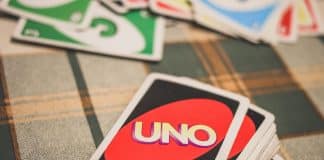 Você jogou UNO errado a vida inteira? Regra oficial que quase ninguém segue virou assunto nas redes sociais
