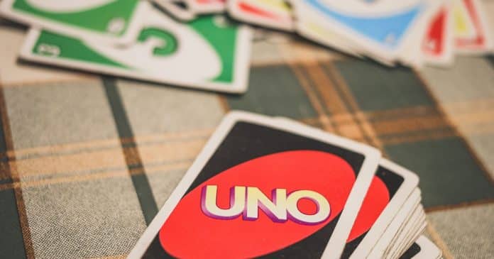 Você jogou UNO errado a vida inteira? Regra oficial que quase ninguém segue virou assunto nas redes sociais