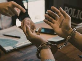 6 “Favores Inocentes” que podem levar você para a cadeia — e você nem imaginar o perigo