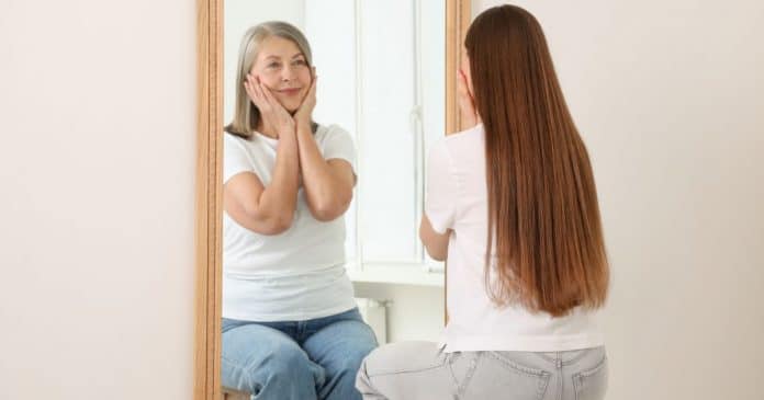 7 Hábitos diários que estão ACELERANDO seu envelhecimento sem você perceber