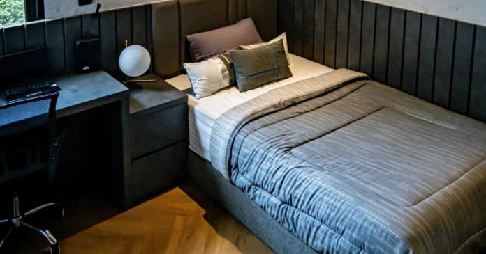 Você tem sua cama encostada na parede? Veja como isso pode afetar seu relacionamento, segundo o Feng Shui