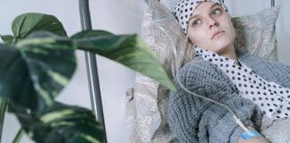 Os médicos “ignoraram seus sintomas iniciais”: mãe de 42 anos descobre câncer de intestino avançado