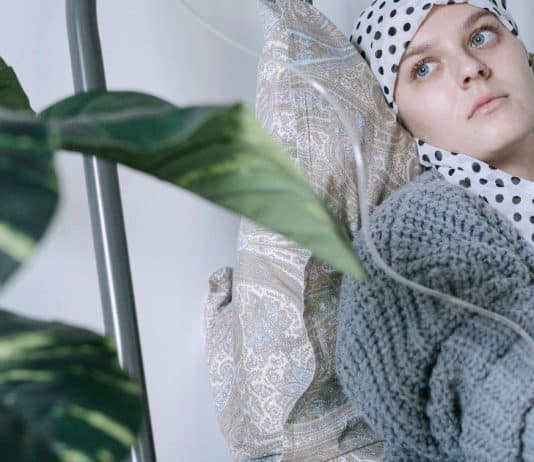 Os médicos “ignoraram seus sintomas iniciais”: mãe de 42 anos descobre câncer de intestino avançado