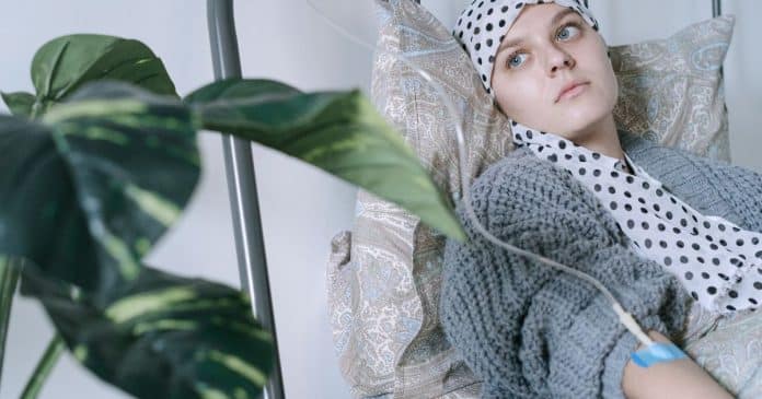 Os médicos “ignoraram seus sintomas iniciais”: mãe de 42 anos descobre câncer de intestino avançado