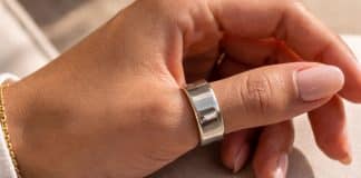 Quase ninguém sabe o que realmente significa usar um anel no polegar — e o motivo pode dizer muito sobre você