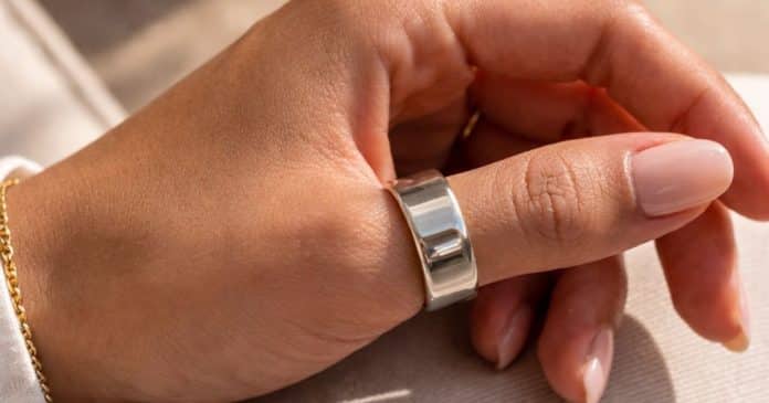 Quase ninguém sabe o que realmente significa usar um anel no polegar — e o motivo pode dizer muito sobre você