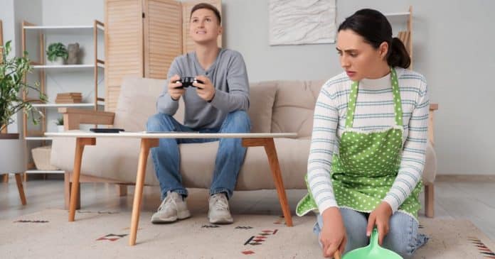 Se o seu marido age assim, atenção: você virou “mãe” na relação — não parceira