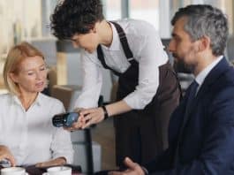 Se você é mulher e faz isso, pode acabar ficando solteira “pra sempre” — e quase ninguém te conta o motivo