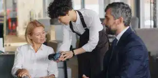 Se você é mulher e faz isso, pode acabar ficando solteira “pra sempre” — e quase ninguém te conta o motivo