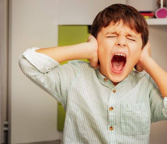 Sinais de que seu filho ‘manda na sua casa’ (e como retomar a liderança sem gritar)