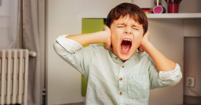 Sinais de que seu filho ‘manda na sua casa’ (e como retomar a liderança sem gritar)