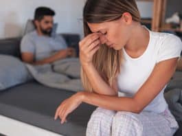 Sinais que o homem deixa claro que você não é a mulher da vida dele (e esses sinais não mentem)