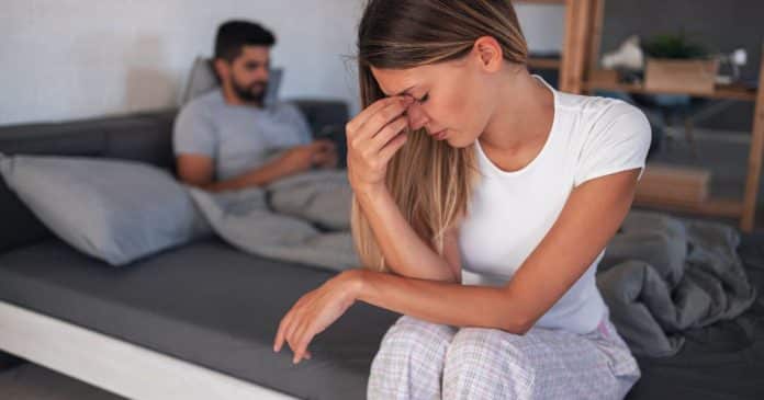 Sinais que o homem deixa claro que você não é a mulher da vida dele (e esses sinais não mentem)