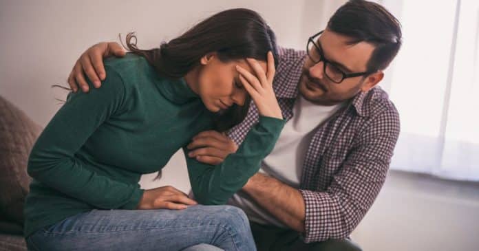 10 Atitudes que fazem uma mulher ‘se sentir humilhada’ no relacionamento (e muitos homens não percebem)