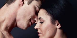 3 gestos sem beijo que despertam desejo imediato em um homem — o 3º confunde a mente dele completamente