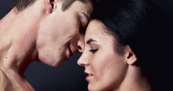 3 gestos sem beijo que despertam desejo imediato em um homem — o 3º confunde a mente dele completamente