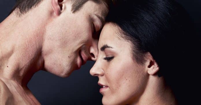 3 gestos sem beijo que despertam desejo imediato em um homem — o 3º confunde a mente dele completamente