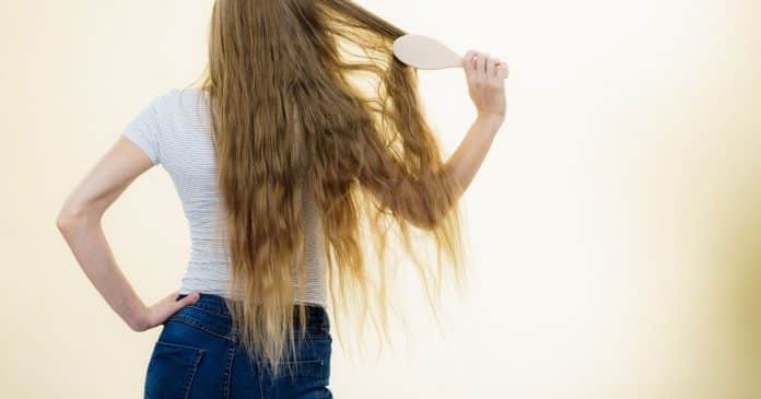 3 Sinais de que seu cabelo precisa de tratamento URGENTE (e você pode estar ignorando)