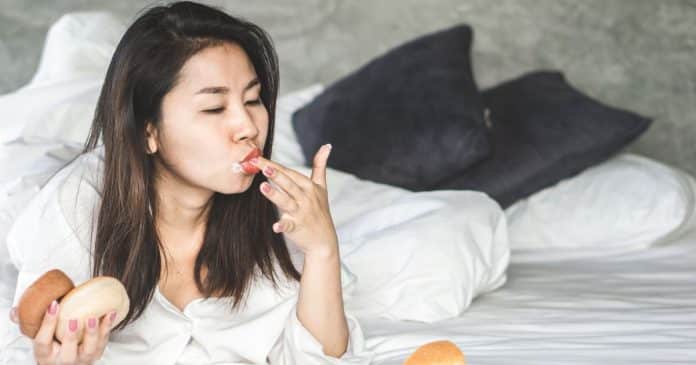 4 Coisas que você NUNCA deveria fazer em cima da cama (mas muita gente ainda faz)