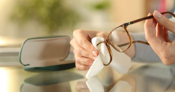 9 Truques caseiros surpreendestes ajuda a remover manchas e pequenos arranhões dos óculos