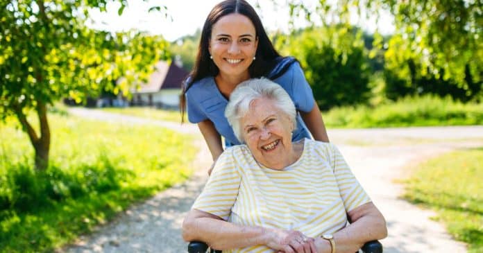 A cidade onde tudo parece real — mas nada é: o modelo inovador que está mudando o cuidado com Alzheimer