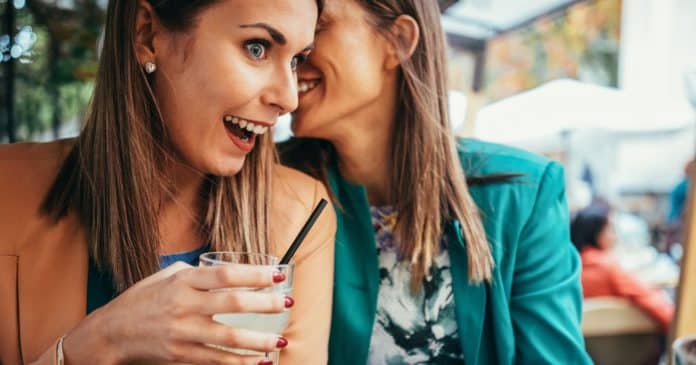 A verdadeira razão pela qual algumas pessoas ‘falam mal de você pelas costas’ pode te surpreender