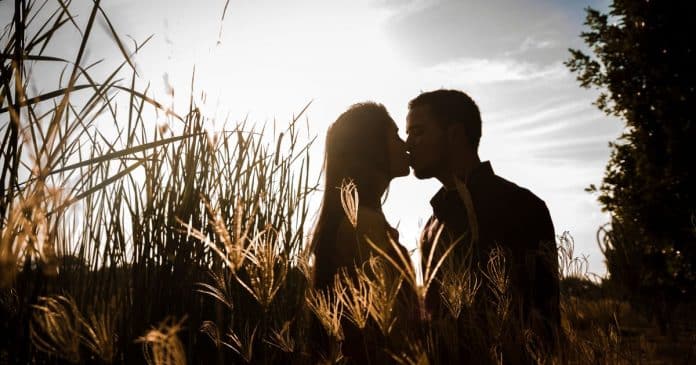 Beijar todos os dias pode mudar sua saúde mais do que você imagina