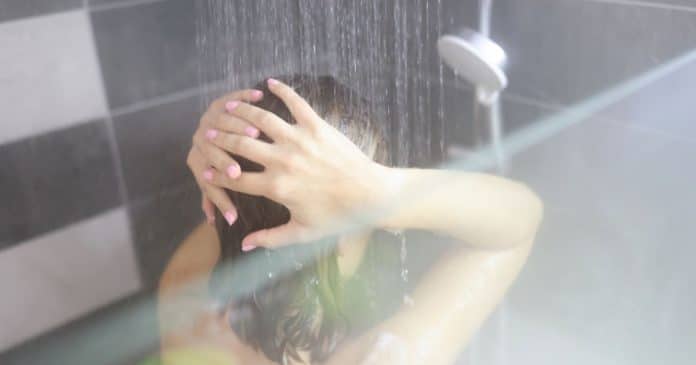 Por que adolescentes demoram tanto tempo no banho? O segredo psicológico por trás vai mudar sua visão