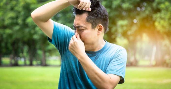 Por que algumas pessoas NÃO percebem que estão com ‘mau cheiro’? A ciência explica
