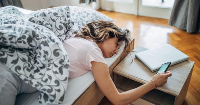 Por que você acorda cansado mesmo dormindo bem? Especialistas explicam as causas e como resolver