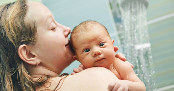 Tomar banho com seu filho pode trazer consequências graves no desenvolvimento dele – e ninguém fala a respeito