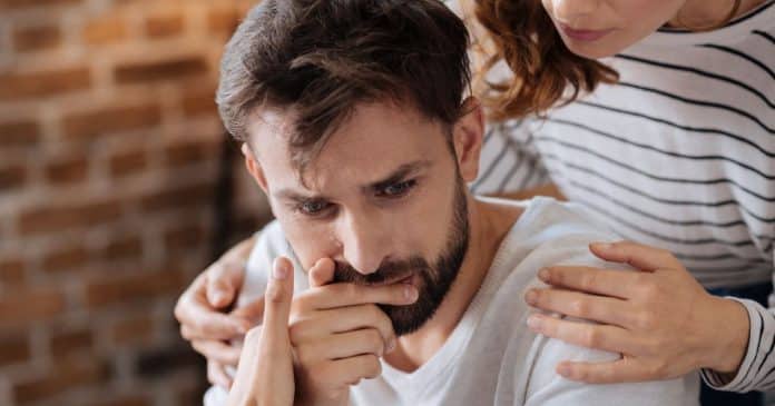 10 Atitudes que fazem um homem “se sentir um lixo” sem você perceber