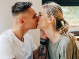 9 ‘Segredos de beijo’ que fazem qualquer homem ficar VICIADO em você