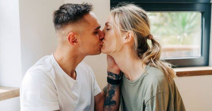 9 ‘Segredos de beijo’ que fazem qualquer homem ficar VICIADO em você