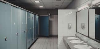 Alerta de segurança: o que você deve observar antes de entrar em um banheiro público